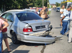 В Анапе байкер влетел в «БМВ», а в Сукко мужчину зажало под «МАЗом»