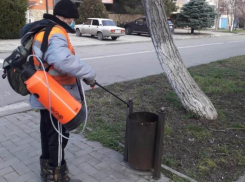 В Анапе ежедневно дезинфицируют 500 скамеек и 900 урн