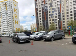 В Анапе водитель сбил ребёнка во дворе жилого дома