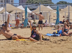 Солнце-жгучее, вода-теплая: в Анапе стартовал пляжный сезон