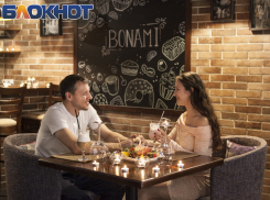 В гостях у хорошего друга всегда свечи, романтическая атмосфера и даже сочный стейк 