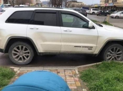 В Анапе автоледи на джипе наказали за неправильную парковку