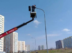 В микрорайоне Анапы ремонтируют уличное освещение