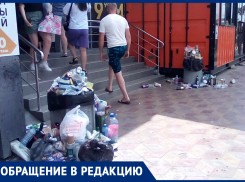 Жители Витязево жалуются на горы мусора у входа в «Пятёрочку»