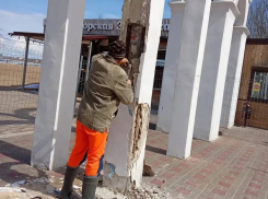 На Центральном пляже Анапы начали ремонт знаменитой арки