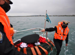 В акватории Анапы на воду возложили бескозырку