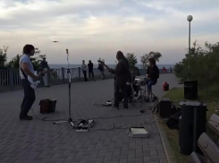 Невзирая на шторм уличные музыканты выступили на набережной Анапы