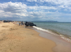 В Анапе внедорожник укатился в море