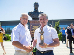 В Международном аэропорту Анапы установили бюст лётчика Владимира Коккинаки
