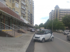 На Парковой улице в Анапе малолитражка заблокировала движение 