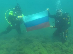 В Анапе сегодня развернули флаг России на дне Чёрного моря