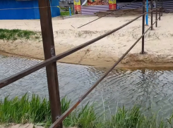 Рядом с Анапой оградили реку и проход к морю 