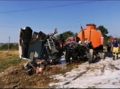 На ж/д переезде под Анапой бензовоз протаранил электричку