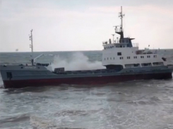 Недалеко от Анапы во время шторма на мель выбросило баржу