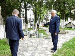 Глава Анапы обнаружил в сквере прогнившие скамейки, а вот мусорных урн не нашёл 