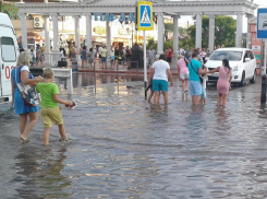 Прямо сейчас! Потоп на витязевской Паралии под Анапой: люди переплывают дорогу