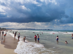 Море штормит и бушует: в Анапе предупредили о запрете купания из-за грозового фронта