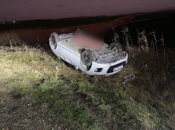 На трассе под Анапой авто вылетело в кювет и перевернулось