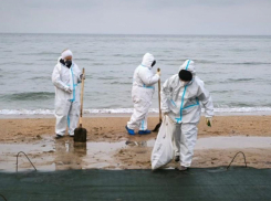 Эксперт рассказал, когда пляжи Анапы будут очищены от мазута 