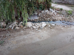 «Все работы выполнены» – отчиталась мэрия о стоках в хуторе Красном, а они так и бегут по улице