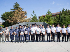 В Анапе полиция и неравнодушные граждане получили награды за задержание вооруженного злоумышленника 