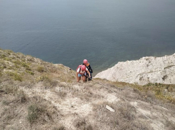 Беспечных туристов снова спасают с крутого склона Лысой горы в Анапе