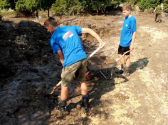 Под Анапой волонтёры и казаки расчищают подходы к домам