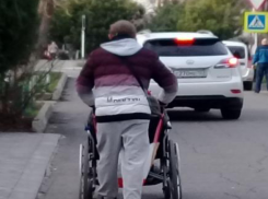 В Анапе многие тротуары для инвалидов и мамочек с колясками - это полоса с препятствиями
