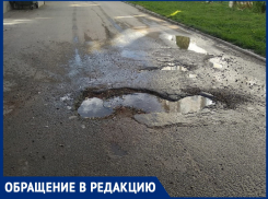  На улице Таежной в Анапе уже два года текут стоки из канализационных колодцев