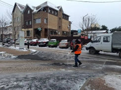 Уже более 70 тонн противогололедных реагентов рассыпали на дорогах и тротуарах Анапы