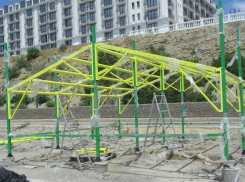 Спортплощадку стоимостью 4 млн рублей продолжают строить у пляжа в Анапе