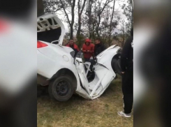В ДТП под Анапой, крышу иномарки вдавило в пол, а автомобиль согнуло пополам
