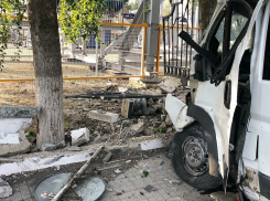 В Анапе разыскивают водителя, который разнёс ограждение Детского парка