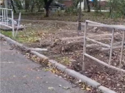 Ночью водитель снес фонарь и забор у бюста-памятника Лермонтову в Анапе