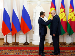 Вениамин Кондратьев наградил анапчан медалями