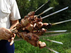 Мясо раздора: в Анапе двое мужчин устроили разборки из-за шашлыка