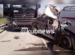 На трассе Анапа-Краснодар погиб водитель иномарки, выехавший на встречную полосу 