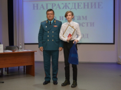 В Архангельске наградили школьника, который спас ребёнка в Анапе 