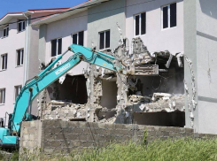 Под Анапой начали сносить три здания возле моря