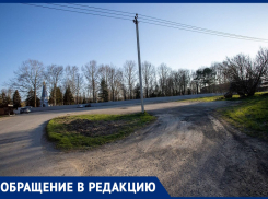 «Ходить туда - опасно для жизни»: в Анапе по дороге на кладбище нет тротуара 