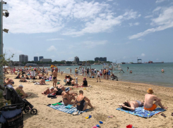 В Анапе стартовал пляжный сезон: Центральные пляжи переполнены