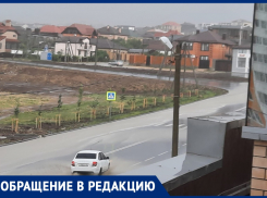 Новая дорога на улице Ленина в Анапе превратила в кошмар жизнь жителей дома №202