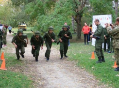 Куда анапские студенты бежали в камуфляже, противогазах и c автоматами 
