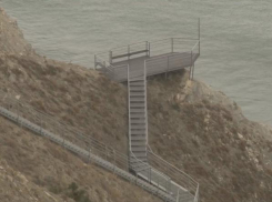 Жители Анапы успешно закончили первый этап ремонта знаменитой лестницы «800 ступеней»