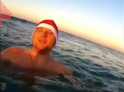 В Анапе «морж» искупался в колпаке Деда Мороза и снял себя на видео