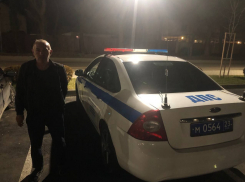 Водитель грузового миксера в Анапе рассыпал бетон на дорогу и был найден полицейскими