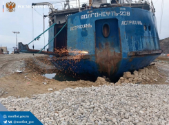 Специалисты приступили к резке надстройки кормовой части танкера «Волгонефть-239»