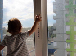 Анапчане в шоке: полуторагодовалая малышка выпала с балкона 8 этажа 