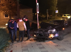 В Анапе серьёзное ДТП: одна машина перевернулась на крышу, а другая вылетела на тротуар