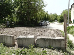 В Анапе ещё одна дорога в частных руках: собственник оградил её бетонными блоками